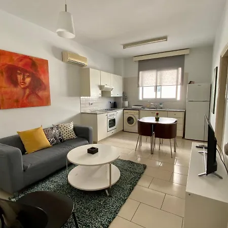 Cosy One Bedroom In דירה *