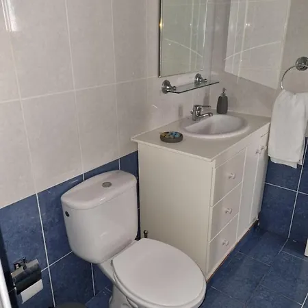 Cosy One Bedroom In 파포스