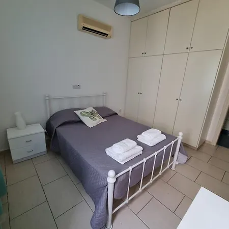 Cosy One Bedroom In 파포스