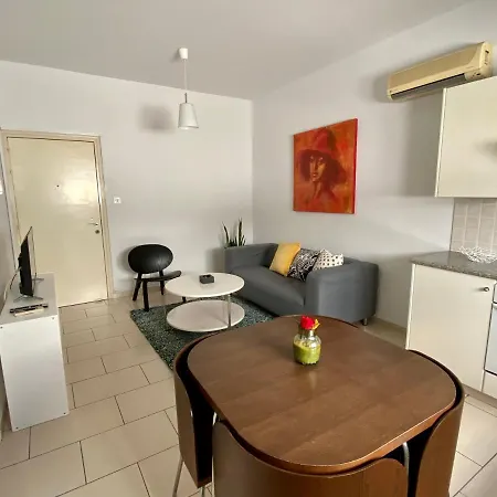 Cosy One Bedroom In 파포스